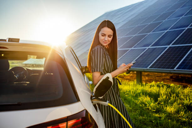 Elektromobiliai ir saulės energija transformuoja transporto ir energetikos sektorius
