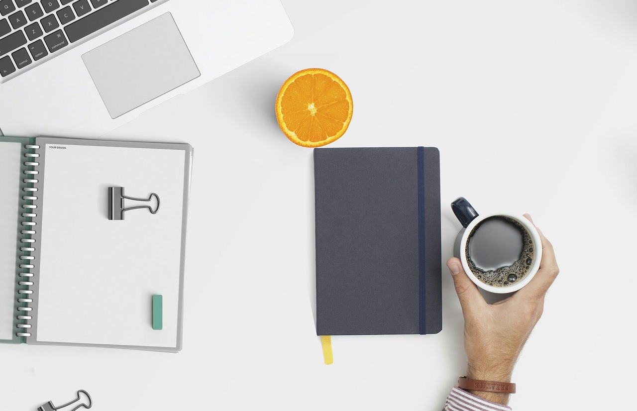 Kaip organizuoti mokyklą namuose: praktinis vadovas tėvams nuo dokumentų iki kasdienio mokymosi rutinos