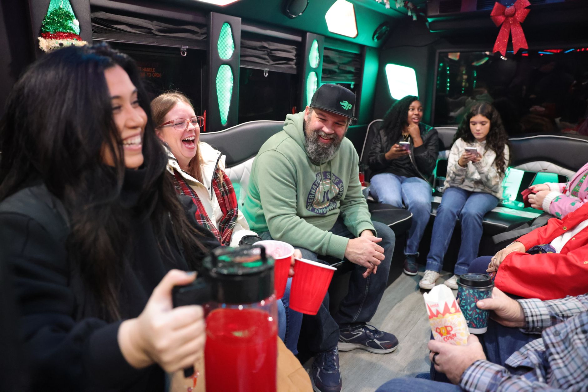 Party bus nuoma: kaip išsirinkti tobulą šventinį transportą ir nesugadinti vakarėlio